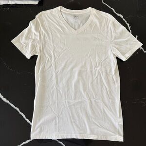 GAP Men's Classic White V-Neck Tee